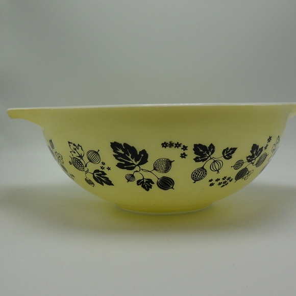Pyrex Gooseberry  Cinderella Yellow Black 444 4qt - Picture 1 of 5